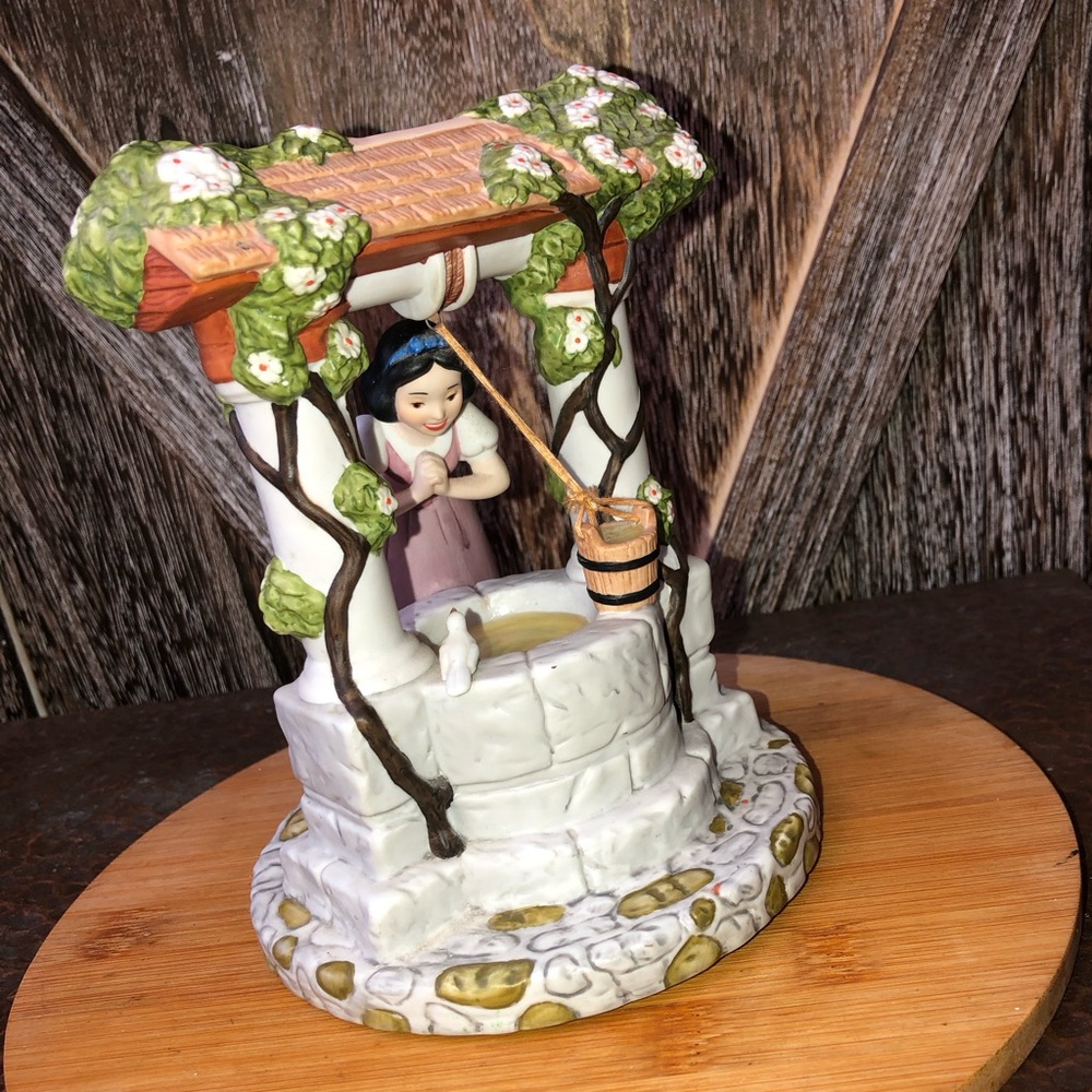 Vintage Disney Snow White Musical Figurine- 6” high- plays “I’m Wishing”